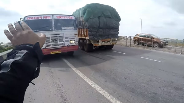 பயணிகள் உயிருடன் விளையாடிய அரசு பஸ் டிரைவரை இந்த இளைஞர் என்ன செய்தார் தெரியுமா? வைரல் வீடியோ