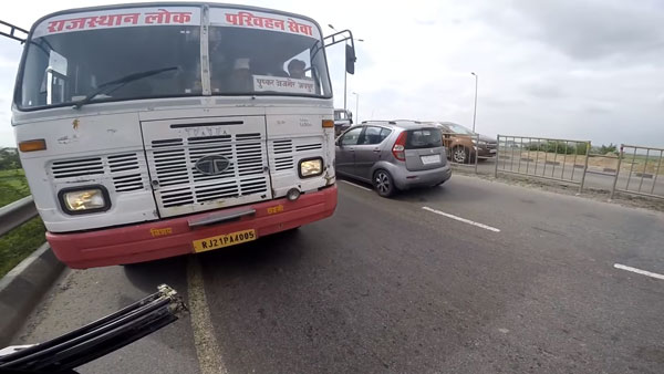 பயணிகள் உயிருடன் விளையாடிய அரசு பஸ் டிரைவரை இந்த இளைஞர் என்ன செய்தார் தெரியுமா? வைரல் வீடியோ