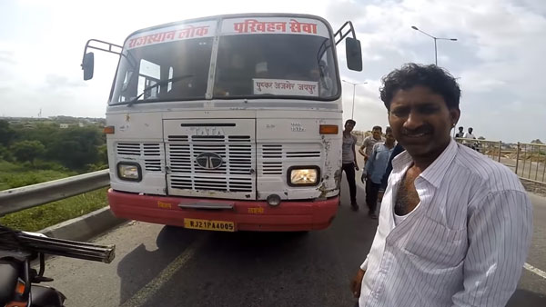 பயணிகள் உயிருடன் விளையாடிய அரசு பஸ் டிரைவரை இந்த இளைஞர் என்ன செய்தார் தெரியுமா? வைரல் வீடியோ