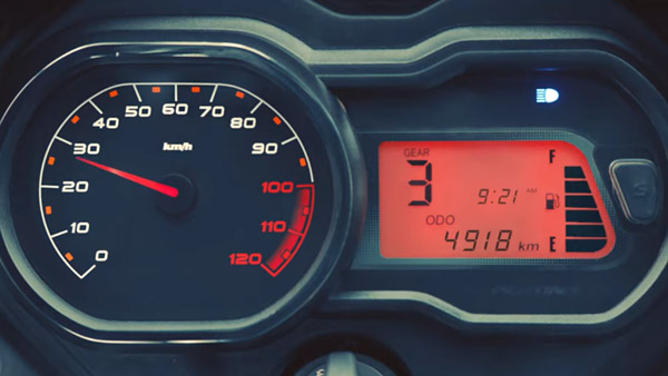 அதிரடியாக பிளாட்டினா பைக்கின் விலையை உயர்த்திய பஜாஜ்... எவ்வளவு உயர்த்தியது தெரியுமா?