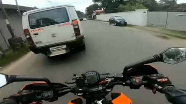 போலீஸ் வாகனத்தை விரட்டிபிடித்த இளைஞர்... எதற்காக என தெரிந்தால் அதிர்ந்துபோவீர்கள்...