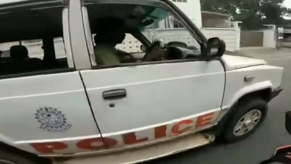 போலீஸ் வாகனத்தை விரட்டிபிடித்த இளைஞர்... எதற்காக என தெரிந்தால் அதிர்ந்துபோவீர்கள்...