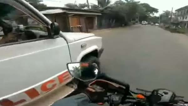 போலீஸ் வாகனத்தை விரட்டிபிடித்த இளைஞர்... எதற்காக என தெரிந்தால் அதிர்ந்துபோவீர்கள்...