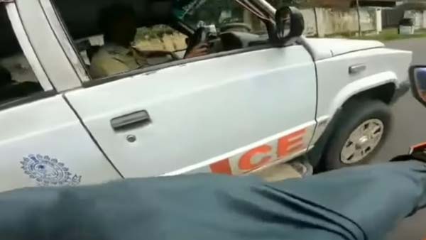 போலீஸ் வாகனத்தை விரட்டிபிடித்த இளைஞர்... எதற்காக என தெரிந்தால் அதிர்ந்துபோவீர்கள்...