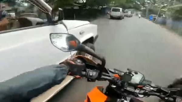 போலீஸ் வாகனத்தை விரட்டிபிடித்த இளைஞர்... எதற்காக என தெரிந்தால் அதிர்ந்துபோவீர்கள்...