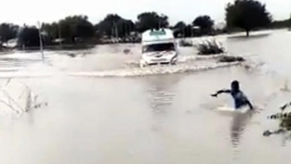 வெள்ளத்தில் மூழ்கிய பாலத்தில் ஓடி ஆம்புலன்சுக்கு வழி காட்டிய சிறுவன்! உயிரை பணயம் வைத்த வீடியோ வைரல்