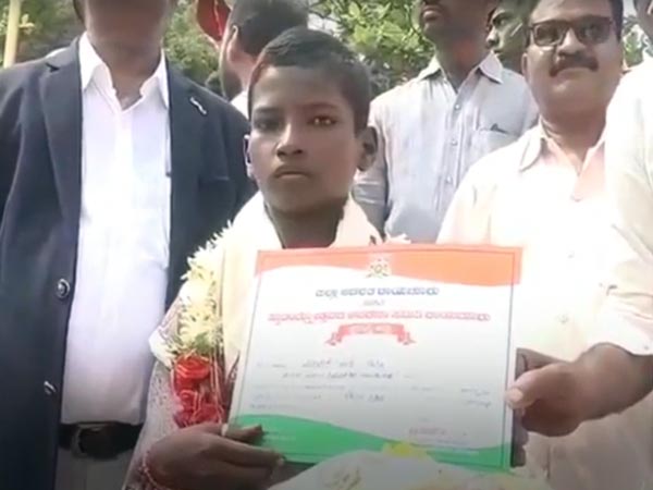 வெள்ளத்தில் மூழ்கிய பாலத்தில் ஓடி ஆம்புலன்சுக்கு வழி காட்டிய சிறுவன்! உயிரை பணயம் வைத்த வீடியோ வைரல்