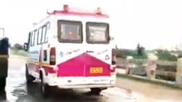 வெள்ளத்தில் மூழ்கிய பாலத்தில் ஓடி ஆம்புலன்சுக்கு வழி காட்டிய சிறுவன்! உயிரை பணயம் வைத்த வீடியோ வைரல்