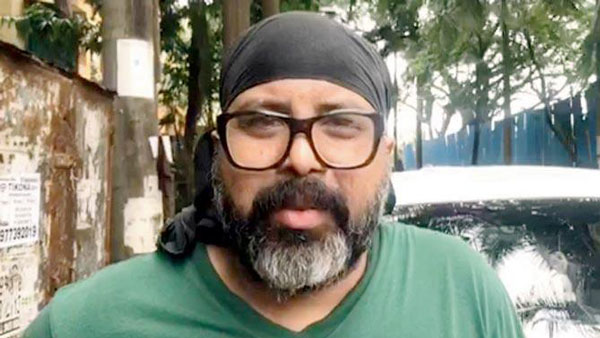 காரின் உரிமையாளருக்கு ஹெல்மெட் அணியவில்லை என செல்லாண்... போலீஸை அணுகிய உரிமையாளருக்கு காத்திருந்த பேரதிர்ச்சி!