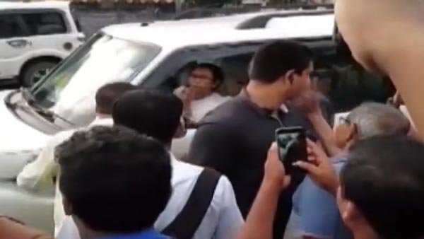 வீதியில் இறங்கி மம்தா அதிரடி... எதற்காக என தெரிந்தால் பாராட்டாமல் இருக்க மாட்டீர்கள்... வைரல் வீடியோ