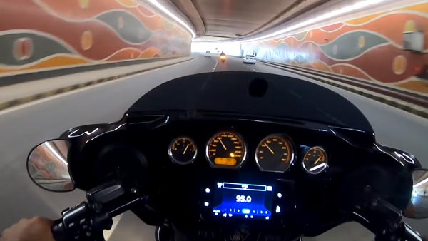 31 லட்ச ரூபாய் பைக்கை ஓட்டி வந்தவரை தடுத்து நிறுத்திய போலீசார்... காரணம் என்னவென்று தெரியுமா?