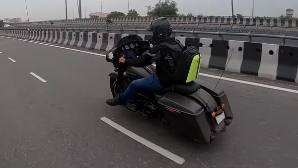 31 லட்ச ரூபாய் பைக்கை ஓட்டி வந்தவரை தடுத்து நிறுத்திய போலீசார்... காரணம் என்னவென்று தெரியுமா?