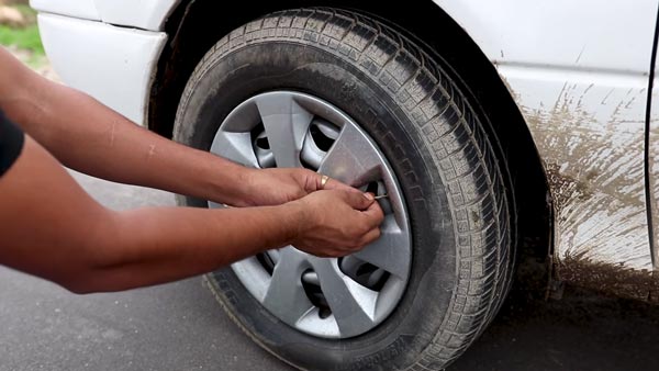 ஏன் பஞ்சரான வாகனத்தை இயக்க கூடாது: இந்த வீடியோவை பார்த்தாலே உங்களுக்கு புரிந்துவிடும்...