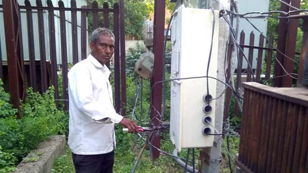 அபராதம் விதித்த போலீசாரை பழிக்கு பழி வாங்கிய எலெக்ட்ரீசியன்... மிரட்டலான செயலை அசால்ட்டாக செய்தார்!! அபராதம் விதித்த போலீசாரை பழிக்கு பழி வாங்கிய எலெக்ட்ரீசியன்... மிரட்டலான செயலை அசால்ட்டாக செய்தார்!!