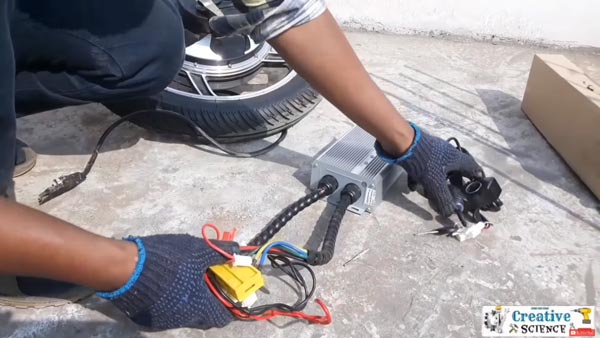 பெட்ரோல் பைக்கை ஹைப்ரிட் ஆக மாற்றிய இளைஞர்... மைலேஜ், சிறப்பம்சங்களை கேட்டு வாயை பிளக்க கூடாது!!