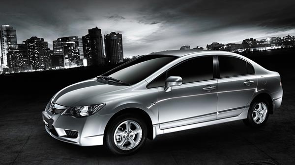 போலி போலீஸ் ஸ்டிக்கருடன் காரில் வலம் வந்த இளைஞர்... அவர் எதற்காக இப்படி செய்தார் தெரியுமா?