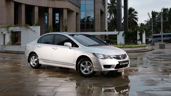 போலி போலீஸ் ஸ்டிக்கருடன் காரில் வலம் வந்த இளைஞர்... அவர் எதற்காக இப்படி செய்தார் தெரியுமா?