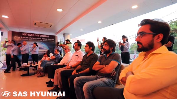 நம்ம எடப்பாடியார் தொடங்கி வைத்த காருக்கு இத்தனை சிறப்பா... ஆட்டம், பாட்டத்துடன் டெலிவரி!