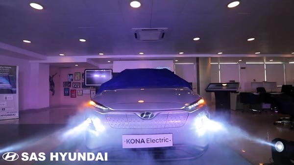 நம்ம எடப்பாடியார் தொடங்கி வைத்த காருக்கு இத்தனை சிறப்பா... ஆட்டம், பாட்டத்துடன் டெலிவரி!