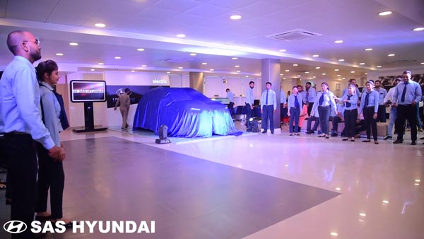 நம்ம எடப்பாடியார் தொடங்கி வைத்த காருக்கு இத்தனை சிறப்பா... ஆட்டம், பாட்டத்துடன் டெலிவரி!