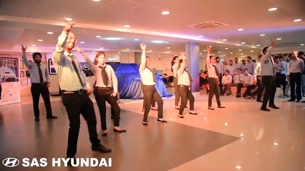 நம்ம எடப்பாடியார் தொடங்கி வைத்த காருக்கு இத்தனை சிறப்பா... ஆட்டம், பாட்டத்துடன் டெலிவரி!