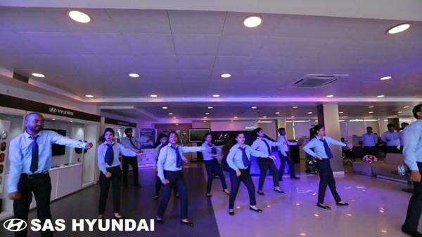 நம்ம எடப்பாடியார் தொடங்கி வைத்த காருக்கு இத்தனை சிறப்பா... ஆட்டம், பாட்டத்துடன் டெலிவரி!