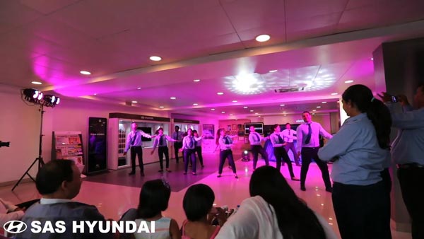 நம்ம எடப்பாடியார் தொடங்கி வைத்த காருக்கு இத்தனை சிறப்பா... ஆட்டம், பாட்டத்துடன் டெலிவரி!