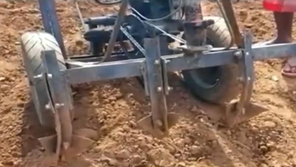 பள்ளி படிப்பை கூட தாண்டாமல் பிரம்மிக்க வைக்கும் கண்டுபிடிப்பு.. இந்தியா முழுக்க பிரபலமான ஏழை விவசாயி பள்ளி படிப்பை கூட தாண்டாமல் பிரம்மிக்க வைக்கும் கண்டுபிடிப்பு.. இந்தியா முழுக்க பிரபலமான ஏழை விவசாயி