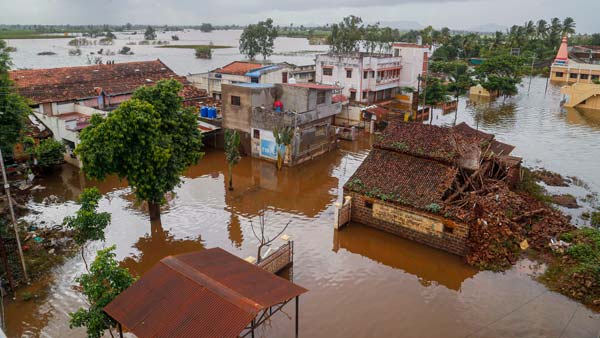 வெள்ளம் சூழ்ந்த நிலையில் மாற்றி யோசித்த மக்கள்! செல்போனை எப்படி சார்ஜ் செய்தனர் தெரியுமா? மாஸ் ஐடியா
