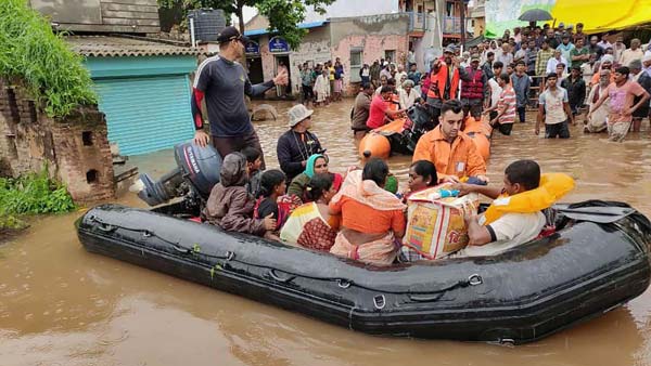 வெள்ளம் சூழ்ந்த நிலையில் மாற்றி யோசித்த மக்கள்! செல்போனை எப்படி சார்ஜ் செய்தனர் தெரியுமா? மாஸ் ஐடியா