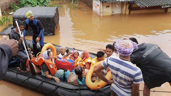 வெள்ளத்தில் மூழ்கிய பாலத்தில் ஓடி ஆம்புலன்சுக்கு வழி காட்டிய சிறுவன்! உயிரை பணயம் வைத்த வீடியோ வைரல்