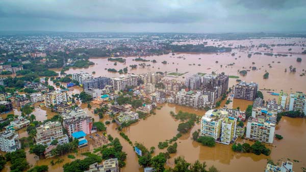வெள்ளத்தில் மூழ்கிய பாலத்தில் ஓடி ஆம்புலன்சுக்கு வழி காட்டிய சிறுவன்! உயிரை பணயம் வைத்த வீடியோ வைரல்