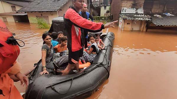 வெள்ளம் சூழ்ந்த நிலையில் மாற்றி யோசித்த மக்கள்! செல்போனை எப்படி சார்ஜ் செய்தனர் தெரியுமா? மாஸ் ஐடியா