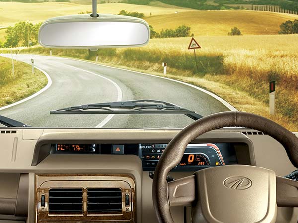 2,000 கிலோ எடையுள்ள மஹிந்திரா பொலிரோ காரை அசால்டாக தூக்கிய பெண் வீராங்கனைகள்... வீடியோ!!!