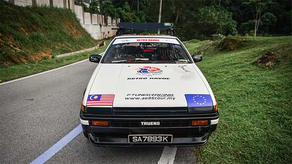 எல்லாம் காதல் படுத்தும்பாடு... 25 ஆயிரம் கிலோ மீட்டர் காரில் பயணிக்கும் இளைஞர்... எதற்காக தெரியுமா?