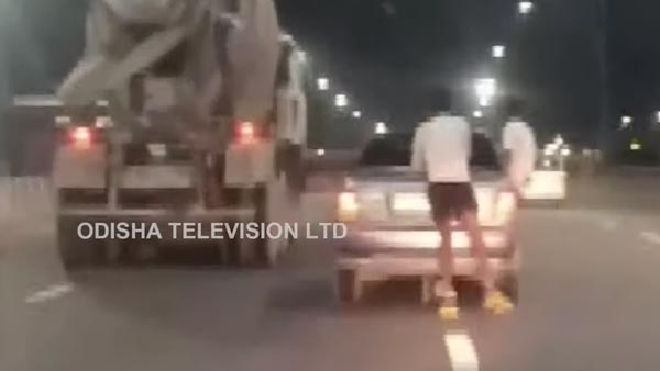 திரைப்பட பாணியில் ஸ்டண்ட் செய்த இளைஞர்கள்: போலீஸிடம் சிக்கியது எப்படி...? வீடியோ!