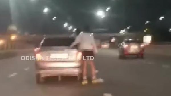 திரைப்பட பாணியில் ஸ்டண்ட் செய்த இளைஞர்கள்: போலீஸிடம் சிக்கியது எப்படி...? வீடியோ!