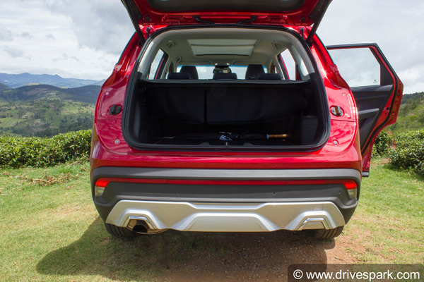 மரண மாஸ் காட்டும் இந்தியாவின் முதல் இன்டர்நெட் கார்... சும்மா தெறிக்க விடுது... இதெல்லாம் வேற லெவல்!