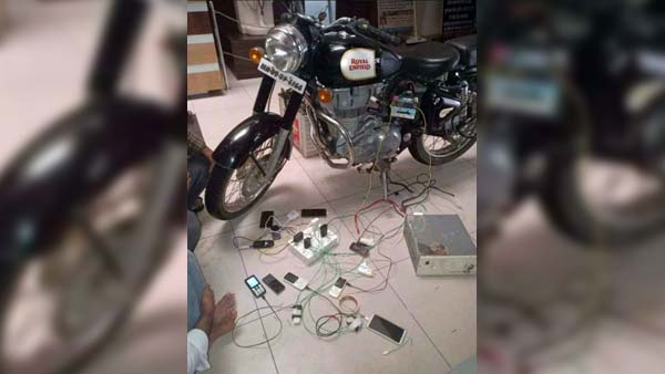 வெள்ளம் சூழ்ந்த நிலையில் மாற்றி யோசித்த மக்கள்! செல்போனை எப்படி சார்ஜ் செய்தனர் தெரியுமா? மாஸ் ஐடியா