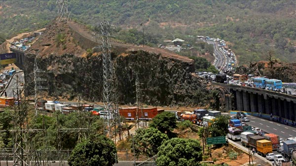 இந்த லேனை பயன்படுத்தினால் ரூ. 5 ஆயிரம் அபராதம்... எச்சரிக்கும் காவல்துறை!