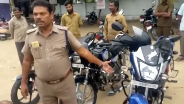 எல்இடி மின் விளக்கை பைக்கின் உரிமையாளரை வைத்தே உடைக்க வைத்த தமிழக போலீஸ்... எதற்கு தெரியுமா...?