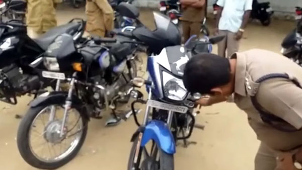 எல்இடி மின் விளக்கை பைக்கின் உரிமையாளரை வைத்தே உடைக்க வைத்த தமிழக போலீஸ்... எதற்கு தெரியுமா...?