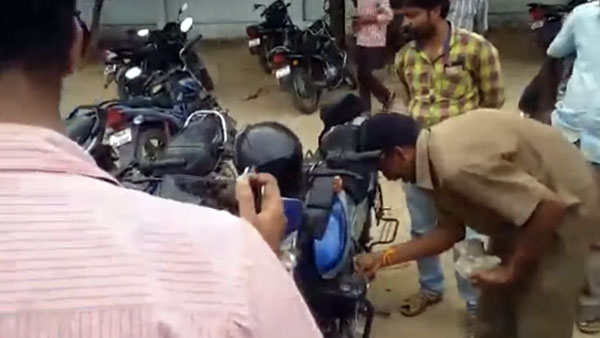 எல்இடி மின் விளக்கை பைக்கின் உரிமையாளரை வைத்தே உடைக்க வைத்த தமிழக போலீஸ்... எதற்கு தெரியுமா...?