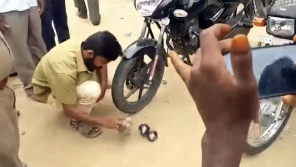 எல்இடி மின் விளக்கை பைக்கின் உரிமையாளரை வைத்தே உடைக்க வைத்த தமிழக போலீஸ்... எதற்கு தெரியுமா...?