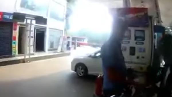 கண் கட்டி வித்தையில் ஈடுபடும் பெட்ரோல் பங்க் ஊழியர்கள்... அதிர்ச்சியில் உறைய வைக்கும் மோசடி அம்பலம்