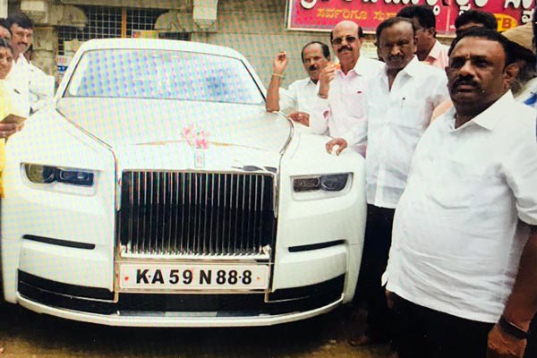 பல கோடி ரூபாய் மதிப்புள்ள சொகுசு காரை வாங்கிய திரை பிரபலம்... யார் என தெரிந்தால் ஆச்சரியப்படுவீர்கள்!