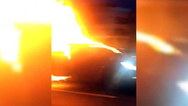 நடு ரோட்டில் கொழுந்துவிட்டு எரிந்த பிரபல நிறுவனத்தின் கார்... பதறவைக்கும் காட்சி வெளியீடு!