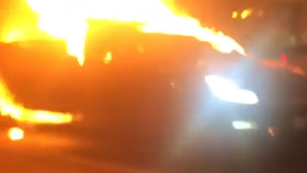 நடு ரோட்டில் கொழுந்துவிட்டு எரிந்த பிரபல நிறுவனத்தின் கார்... பதறவைக்கும் காட்சி வெளியீடு!