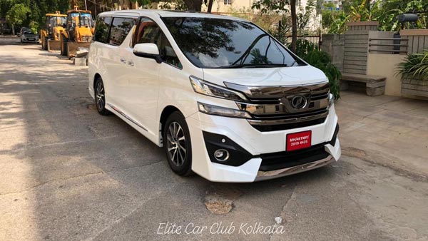 வாடிக்கையாளர்களுக்கு ஸ்பெஷல் தரிசனம் கொடுத்த டொயோட்டா வெல்ஃபயர் எம்பிவி கார் !!