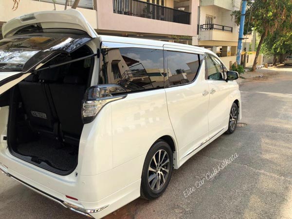 வாடிக்கையாளர்களுக்கு ஸ்பெஷல் தரிசனம் கொடுத்த டொயோட்டா வெல்ஃபயர் எம்பிவி கார் !!